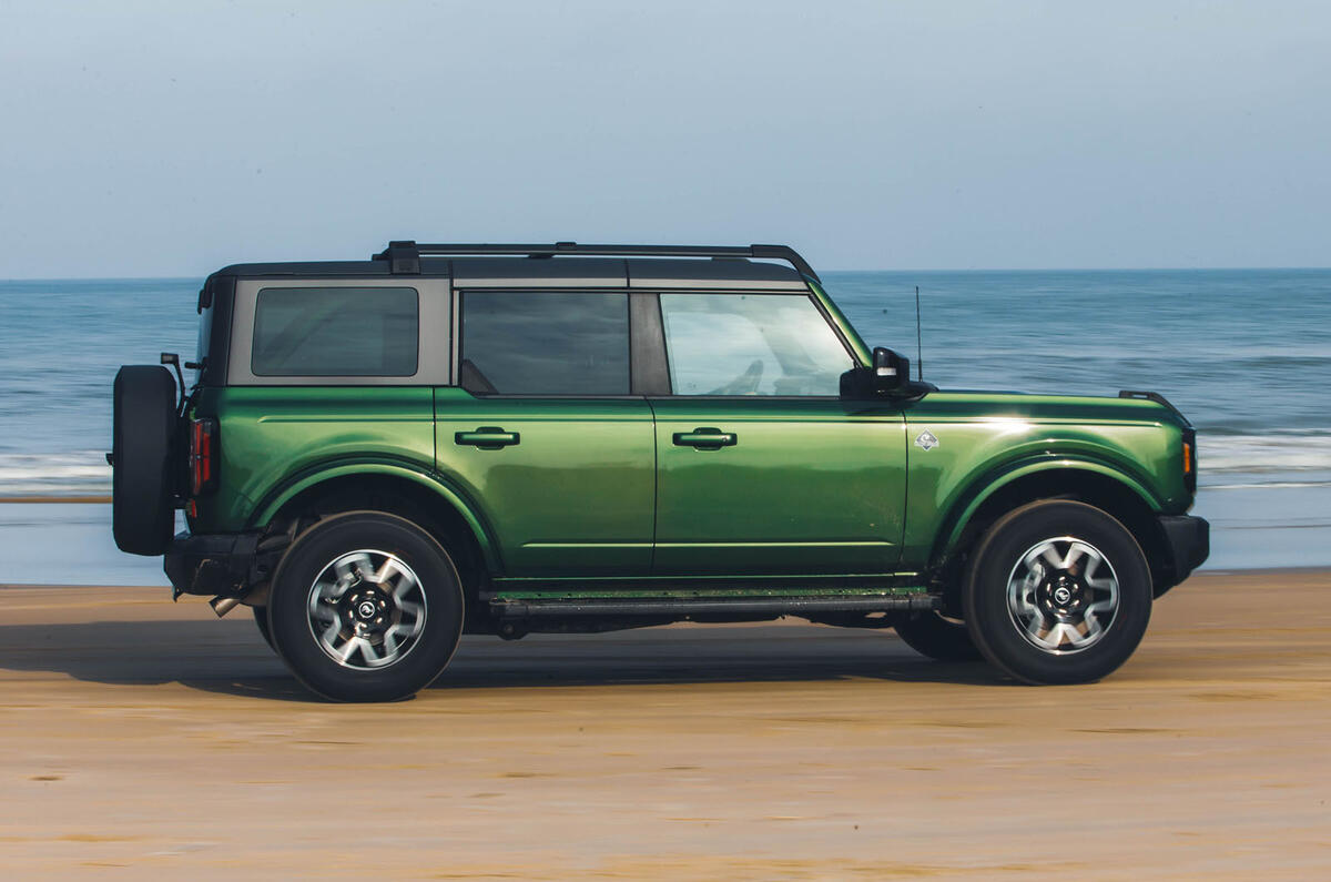 Ford Bronco Badlands side tracking Ford Bronco Badlands side tracking