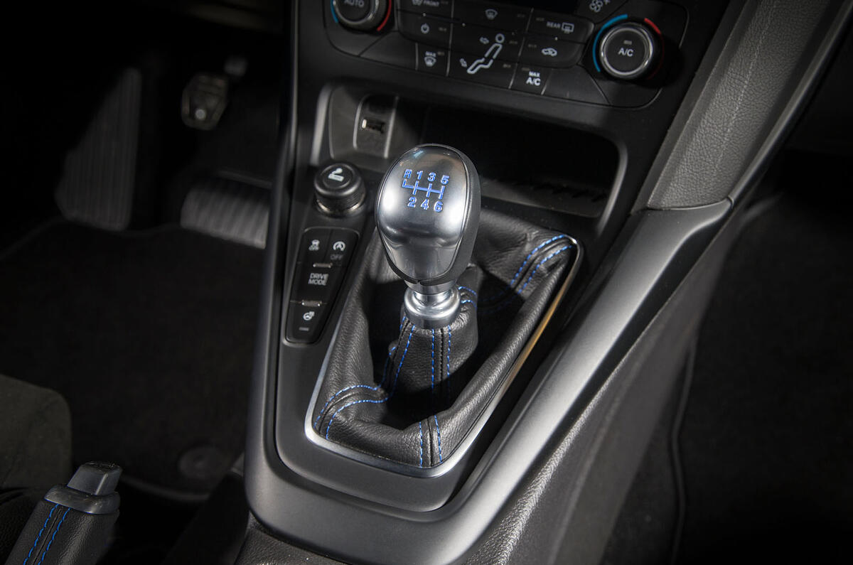 Ford Focus RS central console