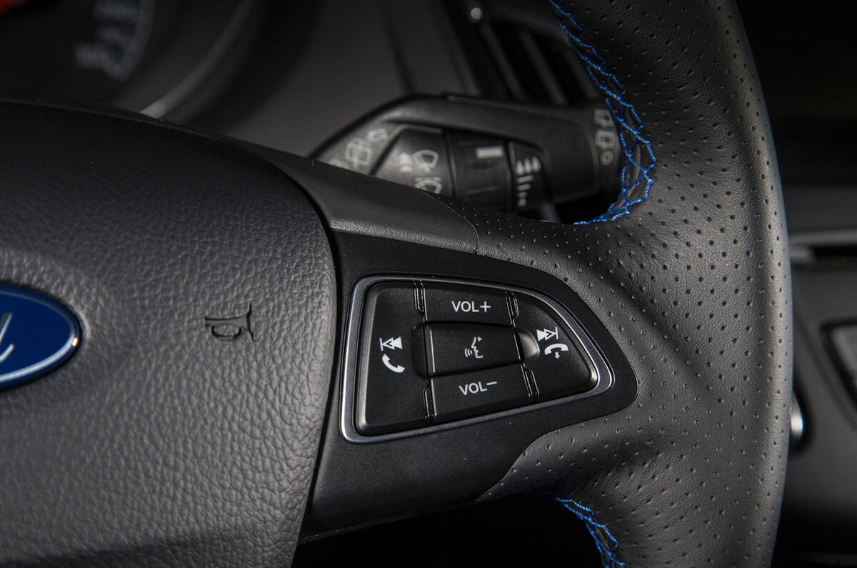 Ford Focus RS steering wheel controls