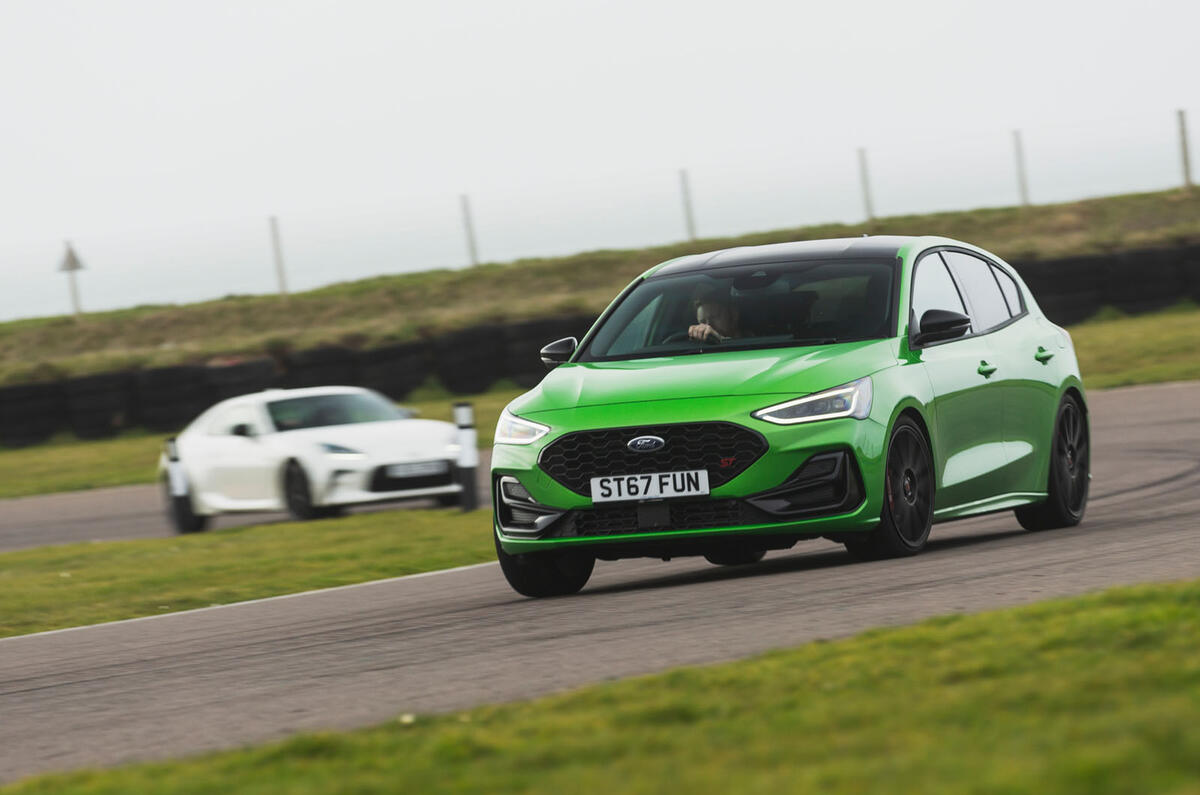 Ford Focus ST Track Pack vs Toyota GR86 front tracking