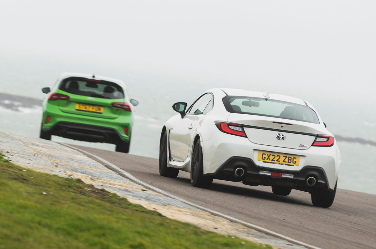 Ford Focus ST Track Pack vs Toyota GR86 rear tracking 2