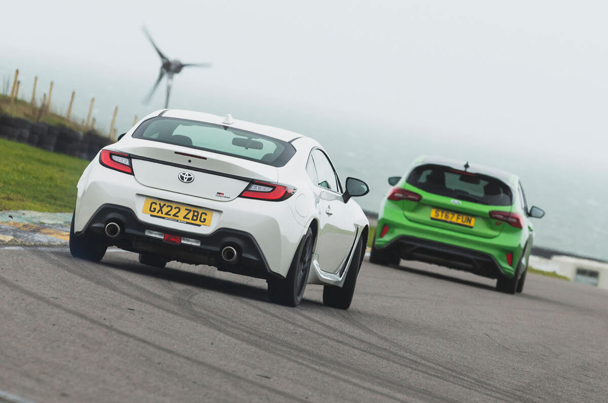 Ford Focus ST Track Pack vs Toyota GR86 rear tracking 3