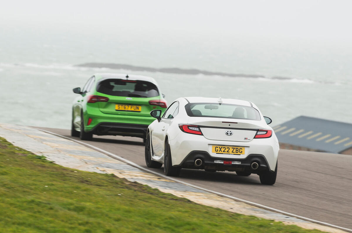 Ford Focus ST Track Pack vs Toyota GR86 rear tracking