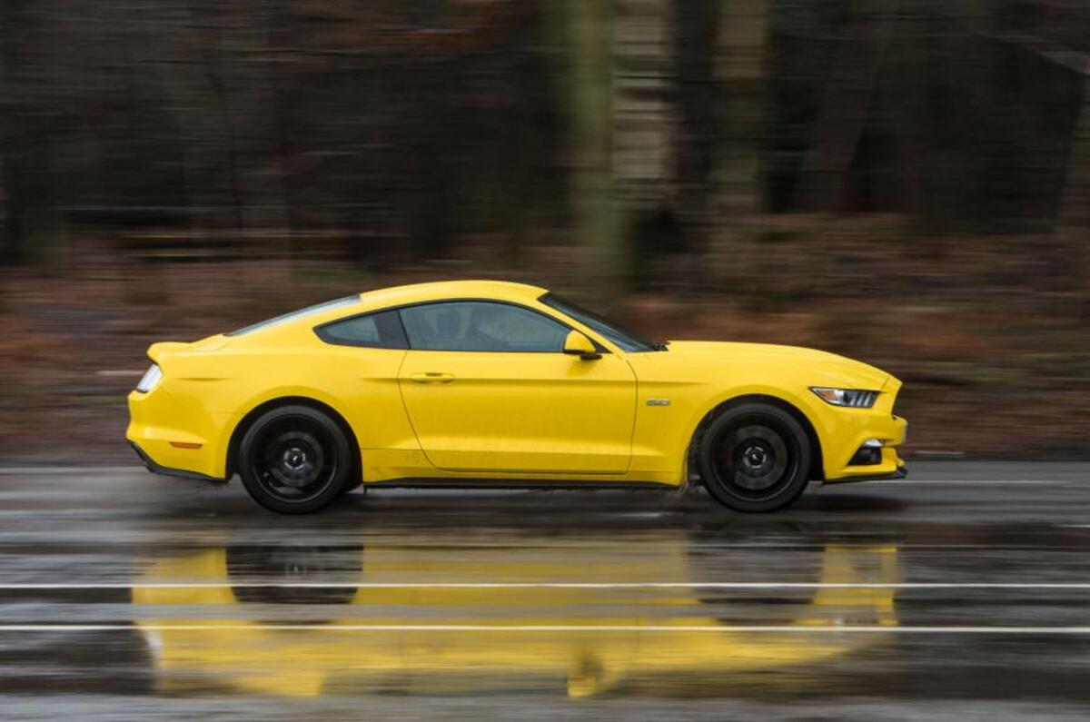 Ford Mustang 2015 tracking side