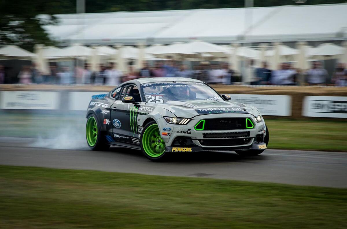 Ford Mustang sideways Ford Mustang sideways