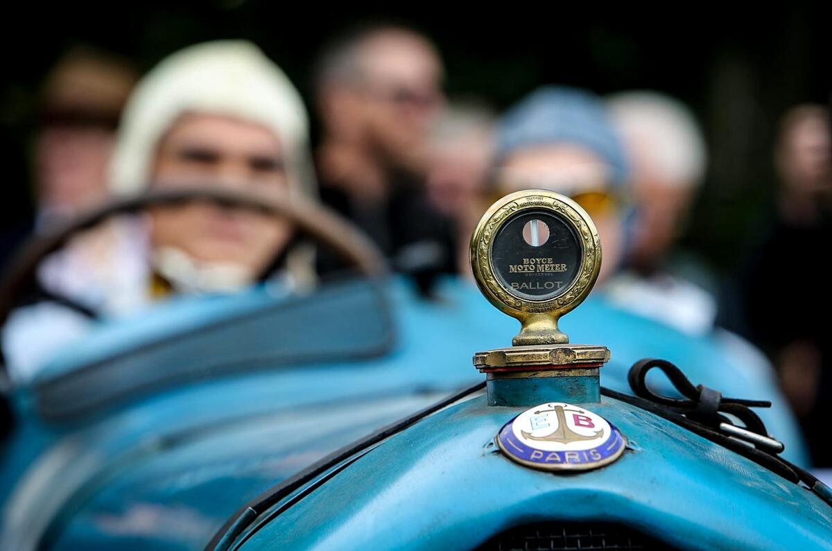 Bonnet insignia Bonnet insignia
