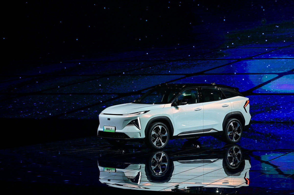 Geely L7 hybrid SUV