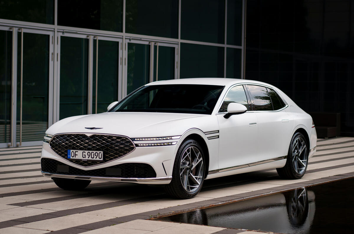 Genesis G90 Europe 2024 front quarter static Genesis G90 Europe 2024 front quarter static
