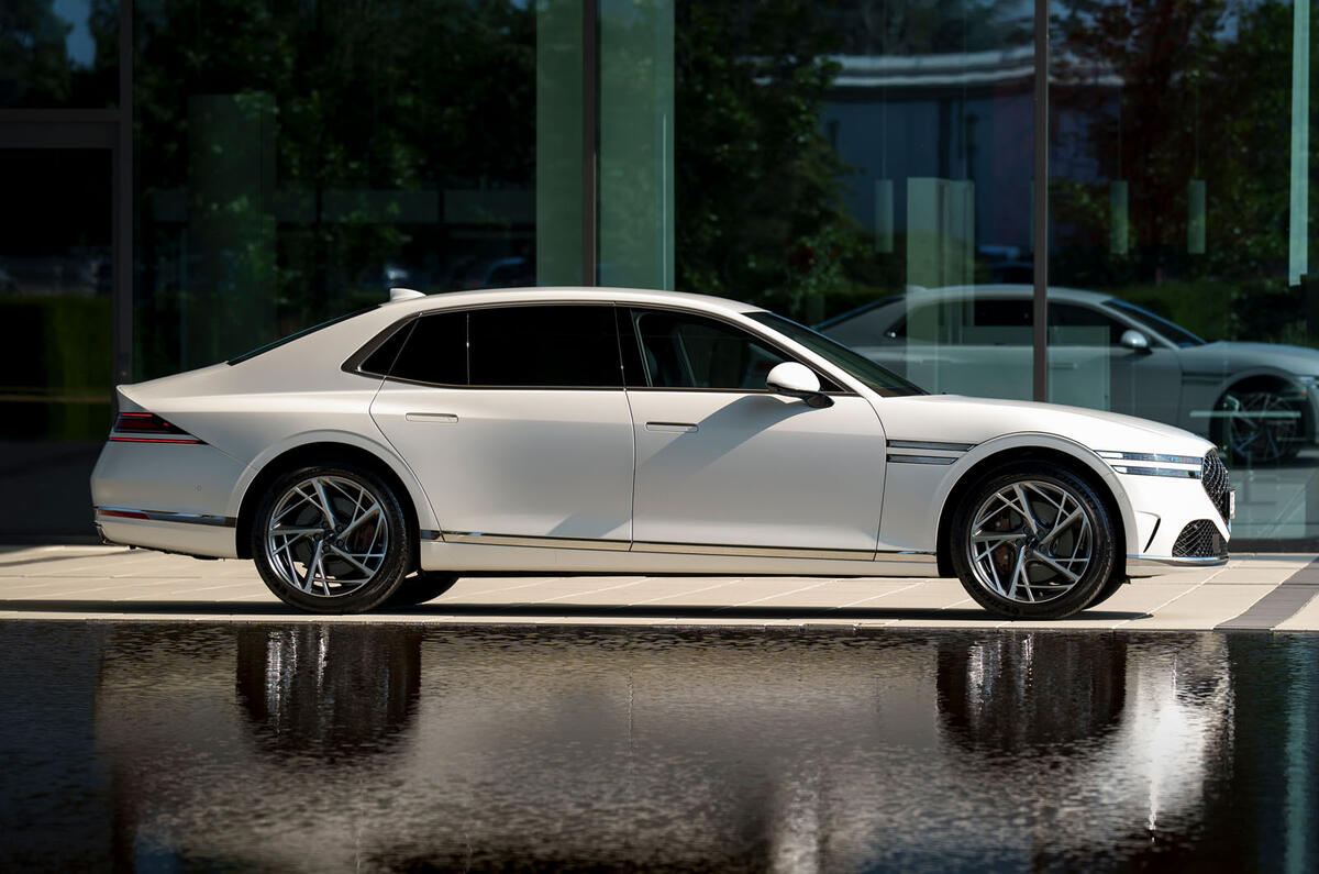 Genesis G90 Europe 2024 side static Genesis G90 Europe 2024 side static