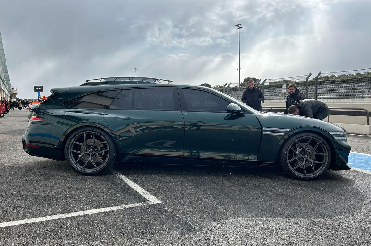 Genesis G90 Wingback side