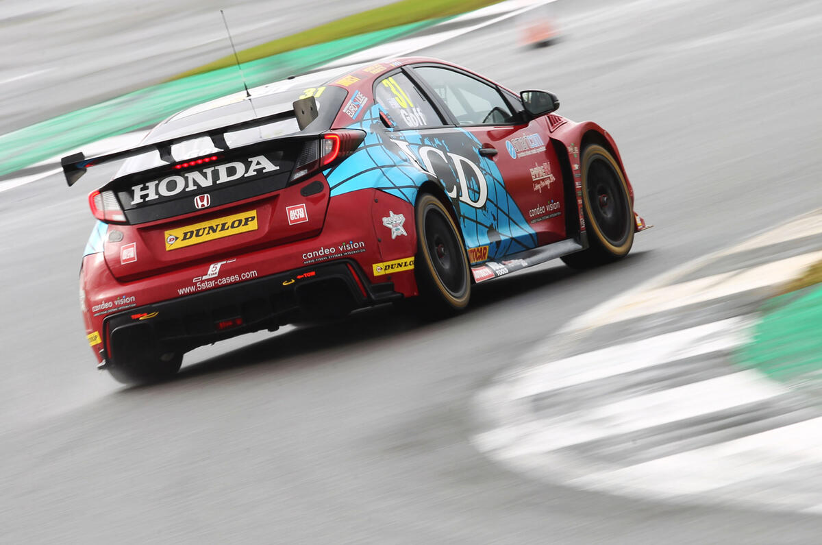 BTCC 2017: Sutton avoids Silverstone carnage to hold title lead