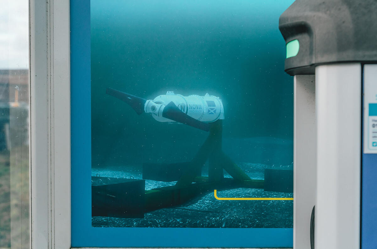 Green undersea charging turbine