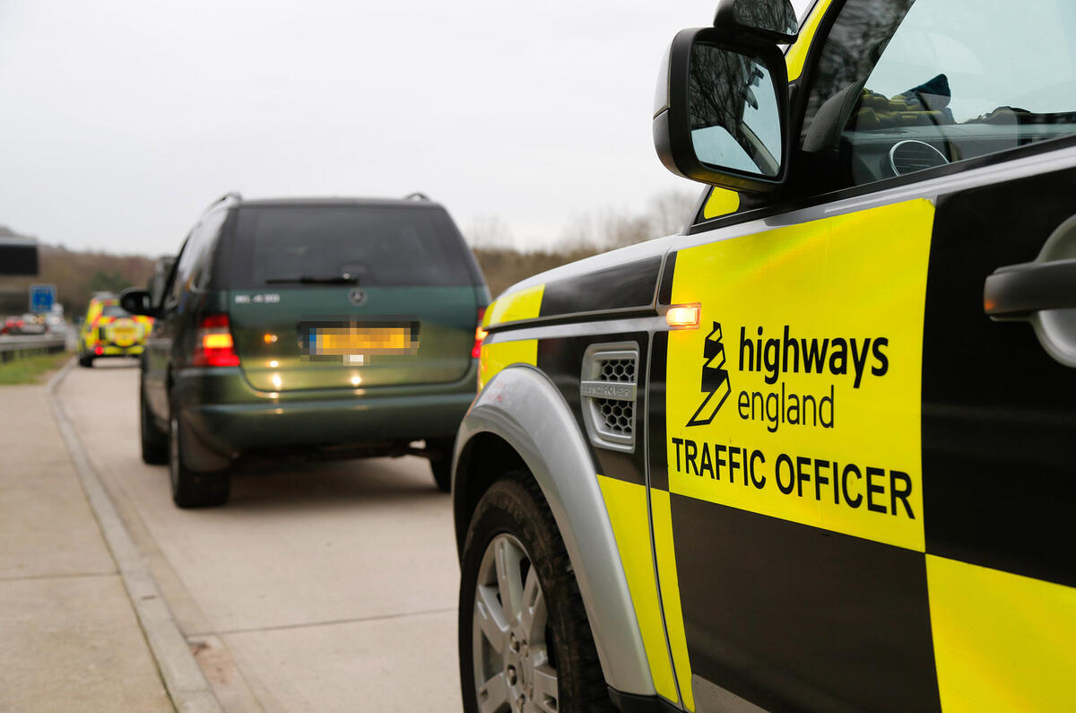 Traffic officers Land Rover Discovery