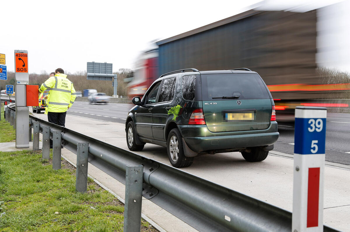 Traffic officers Land Rover Discovery