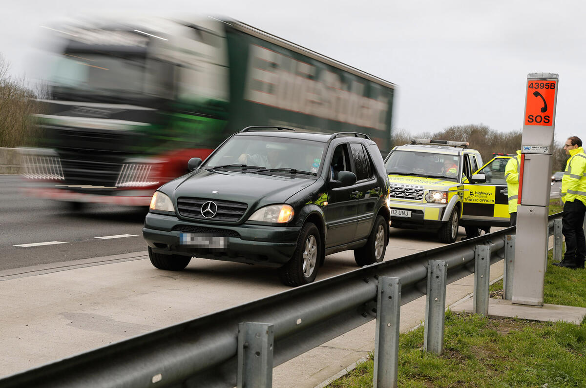 Traffic officers Land Rover Discovery