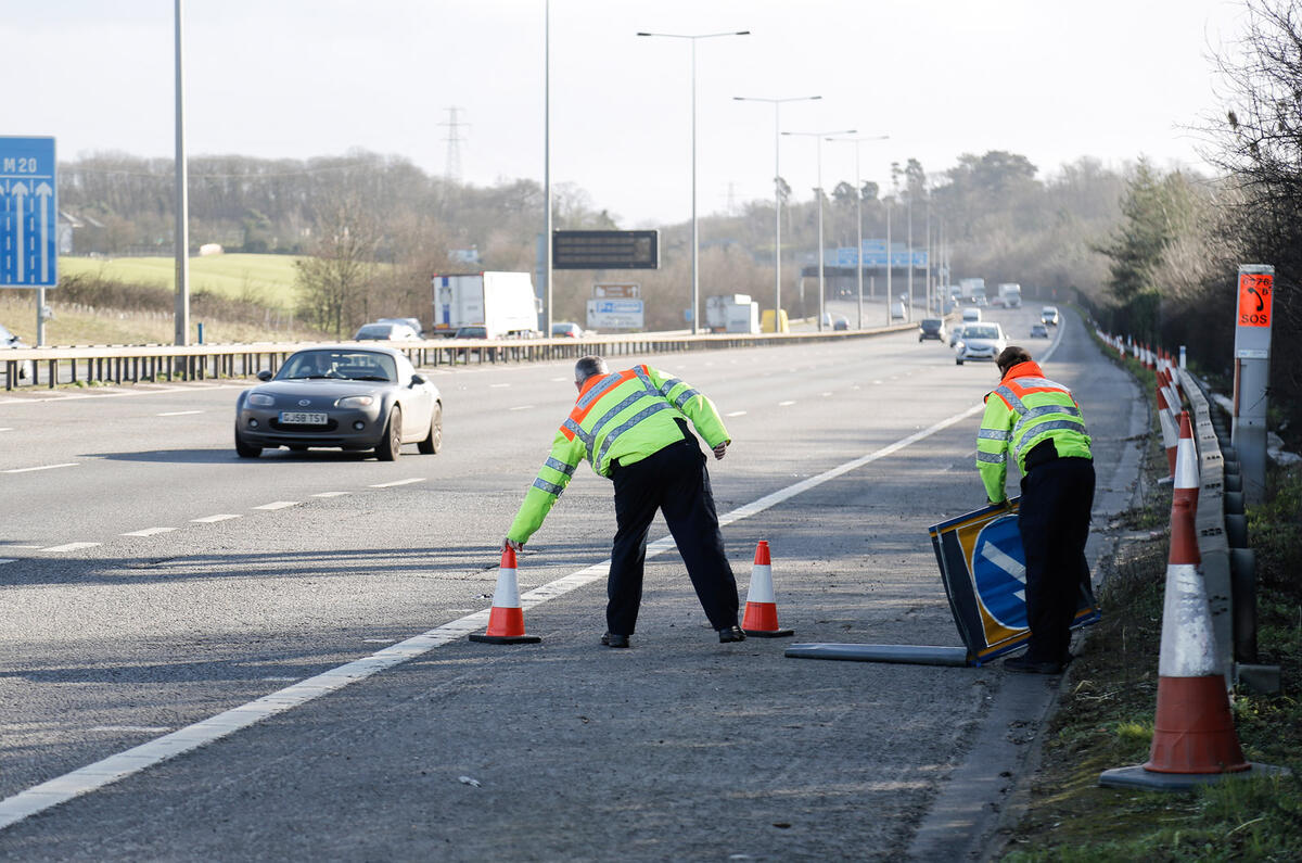 Traffic officers Land Rover Discovery