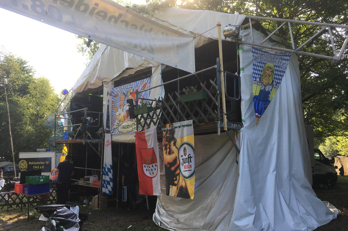 No scaffolding-based paddock edifice would be complete without a nice bit of trellis and some flower baskets