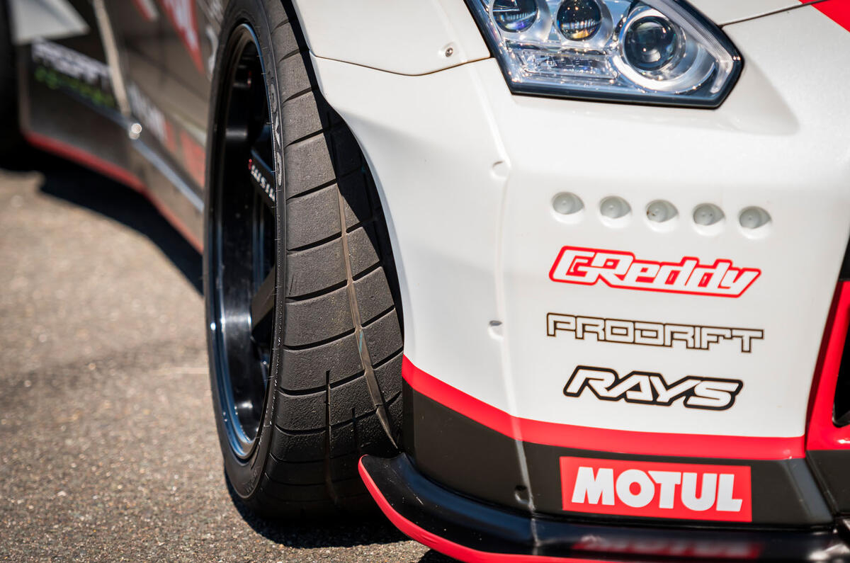 Nissan GT-R - how to drift