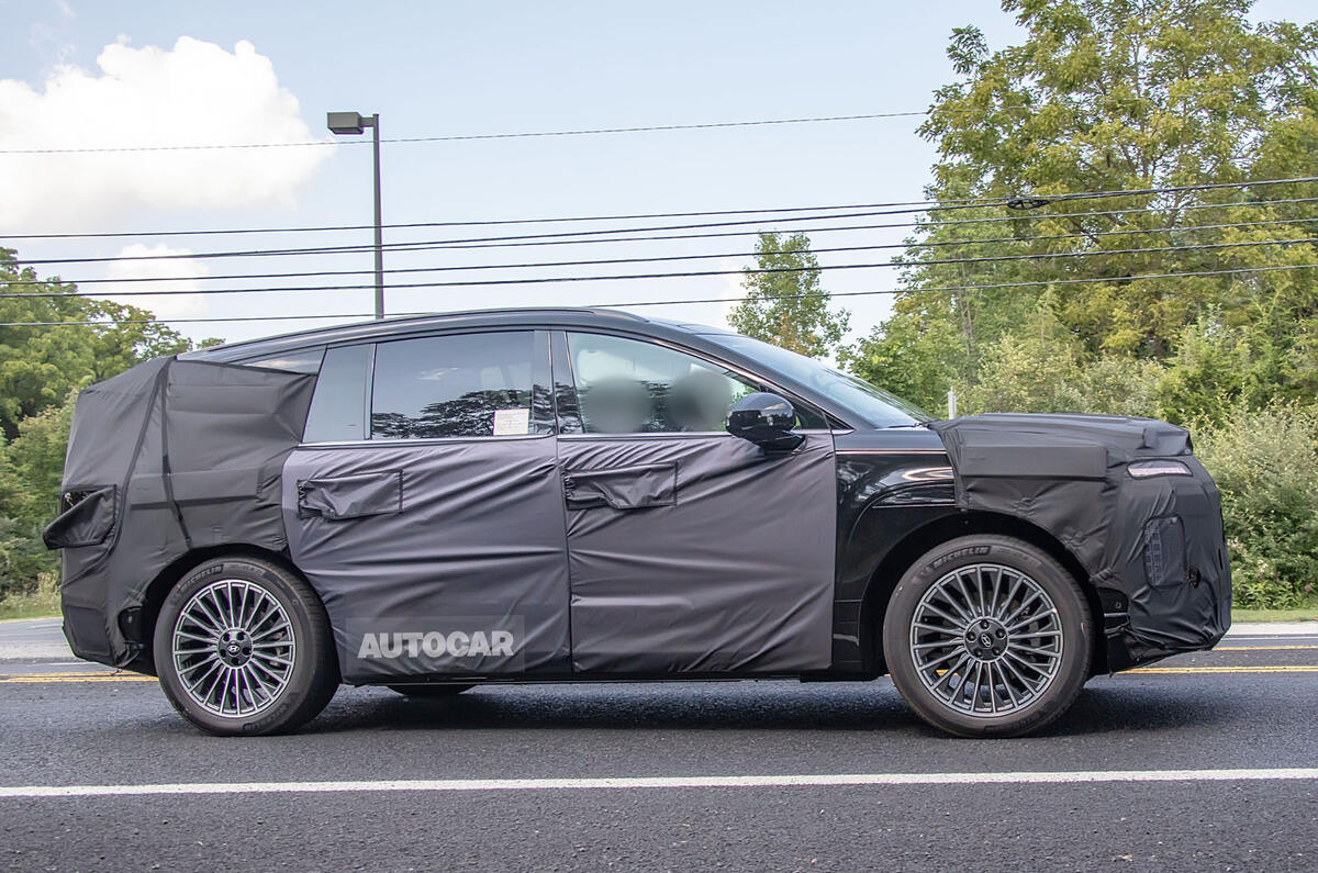Hyundai Ioniq 9 camo side Hyundai Ioniq 9 camo side