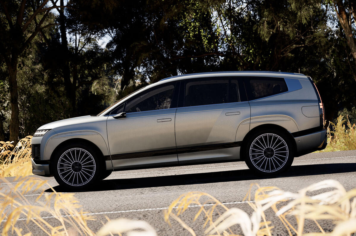 Hyundai Ioniq 9 road side Hyundai Ioniq 9 road side