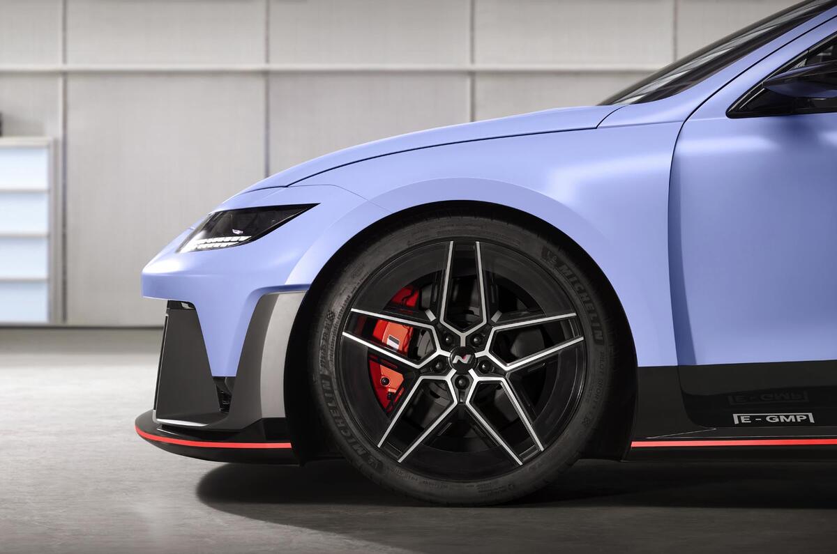 Hyundai RN22e front wheel detail