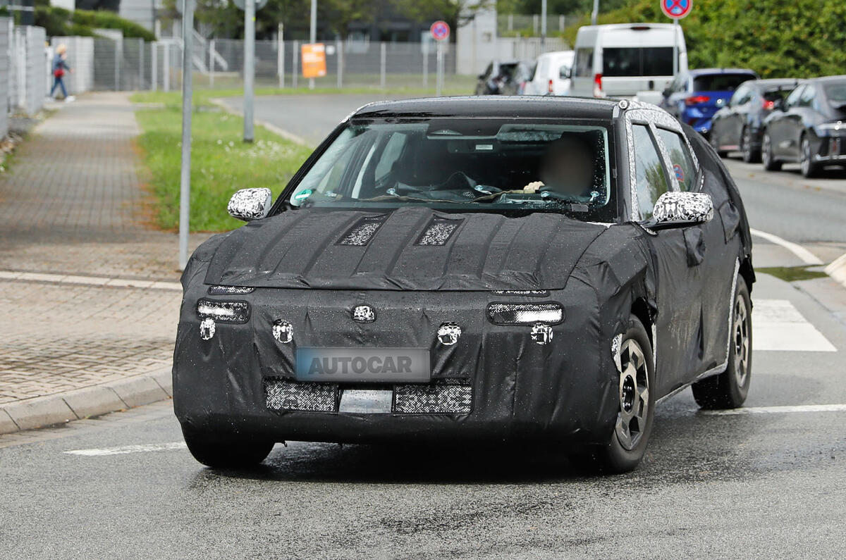 Hyundai Ioniq 2 spyshots driving front 3 4 Hyundai Ioniq 2 spyshots driving front 3 4