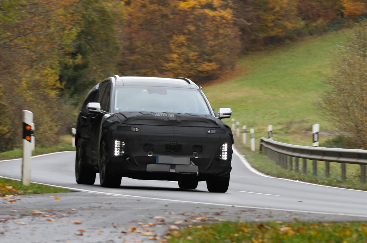 Hyundai Ioniq 7 front with barrier Hyundai Ioniq 7 front with barrier