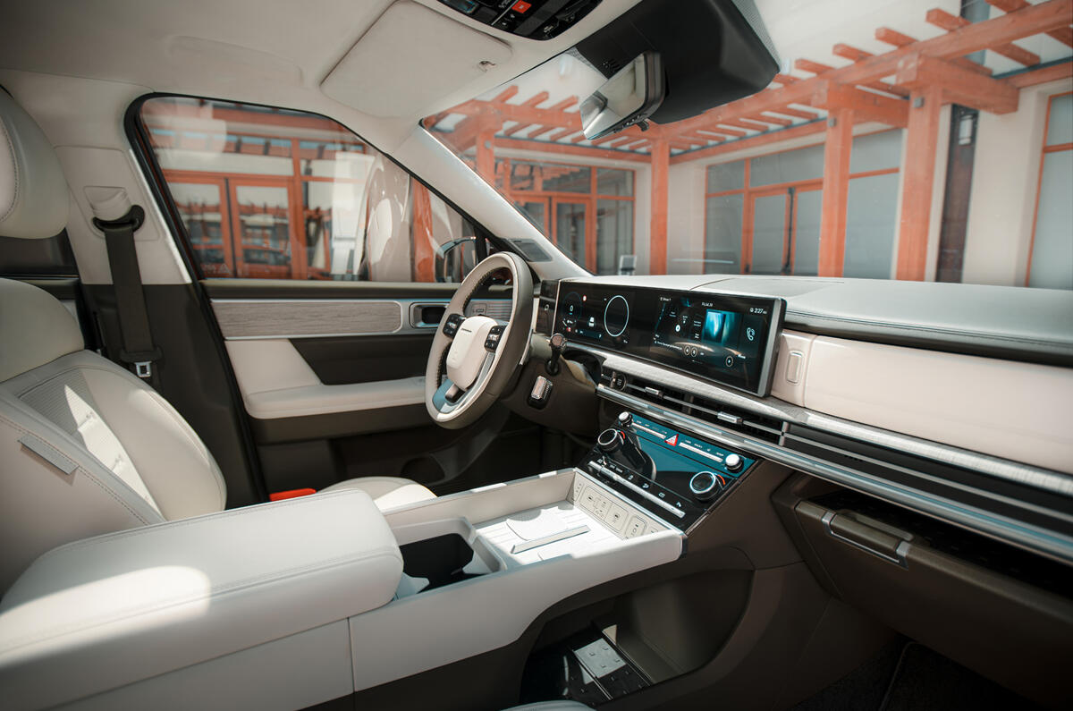 Hyundai Santa Fe 2023 interior 2 Hyundai Santa Fe 2023 interior 2