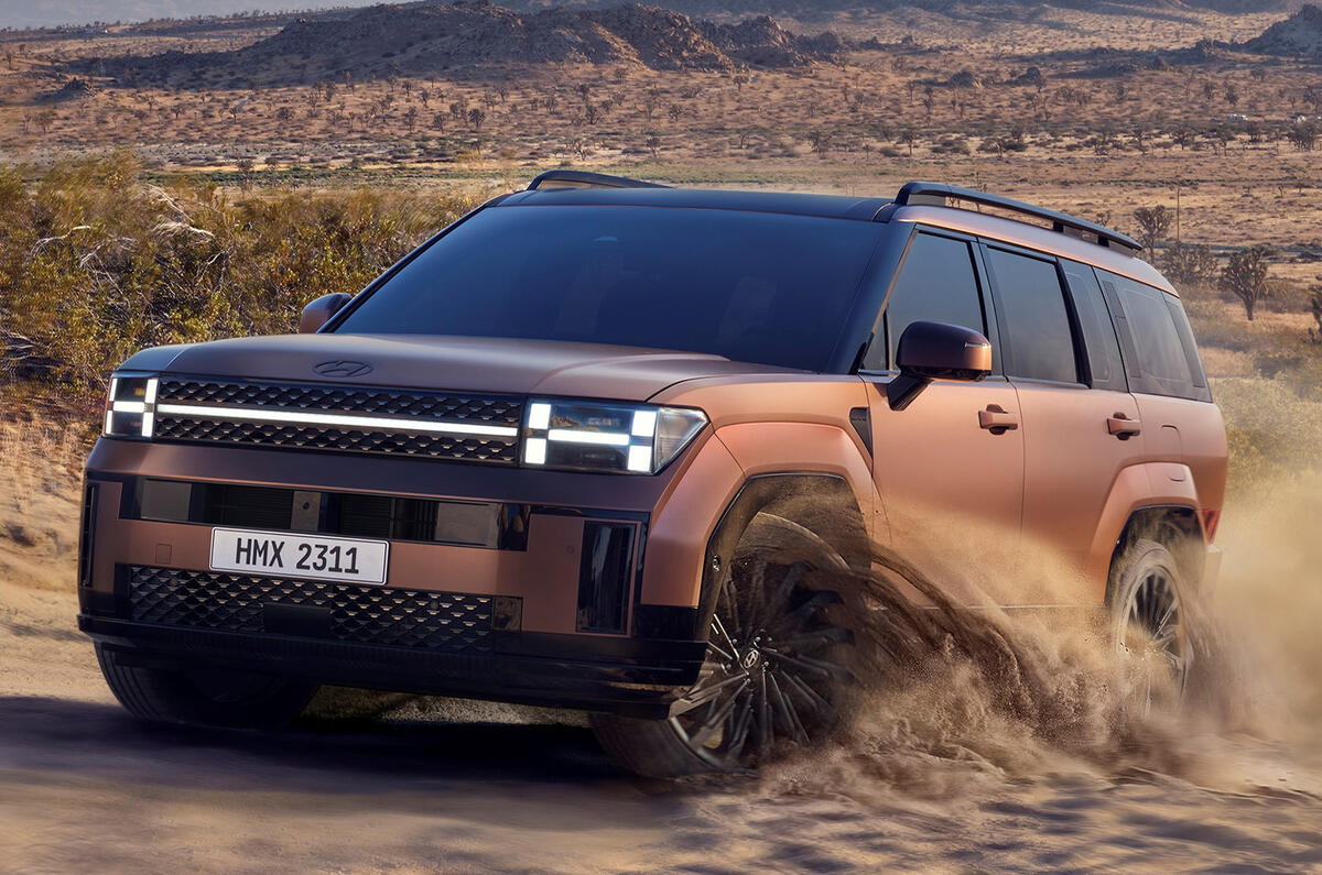 Hyundai Santa Fe on dirt Hyundai Santa Fe on dirt