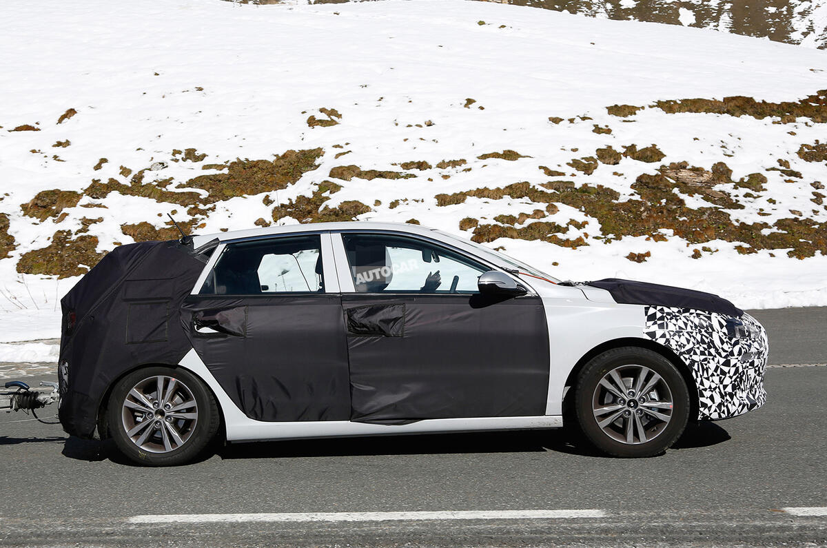 Hyundai i30 spy shots winter testing