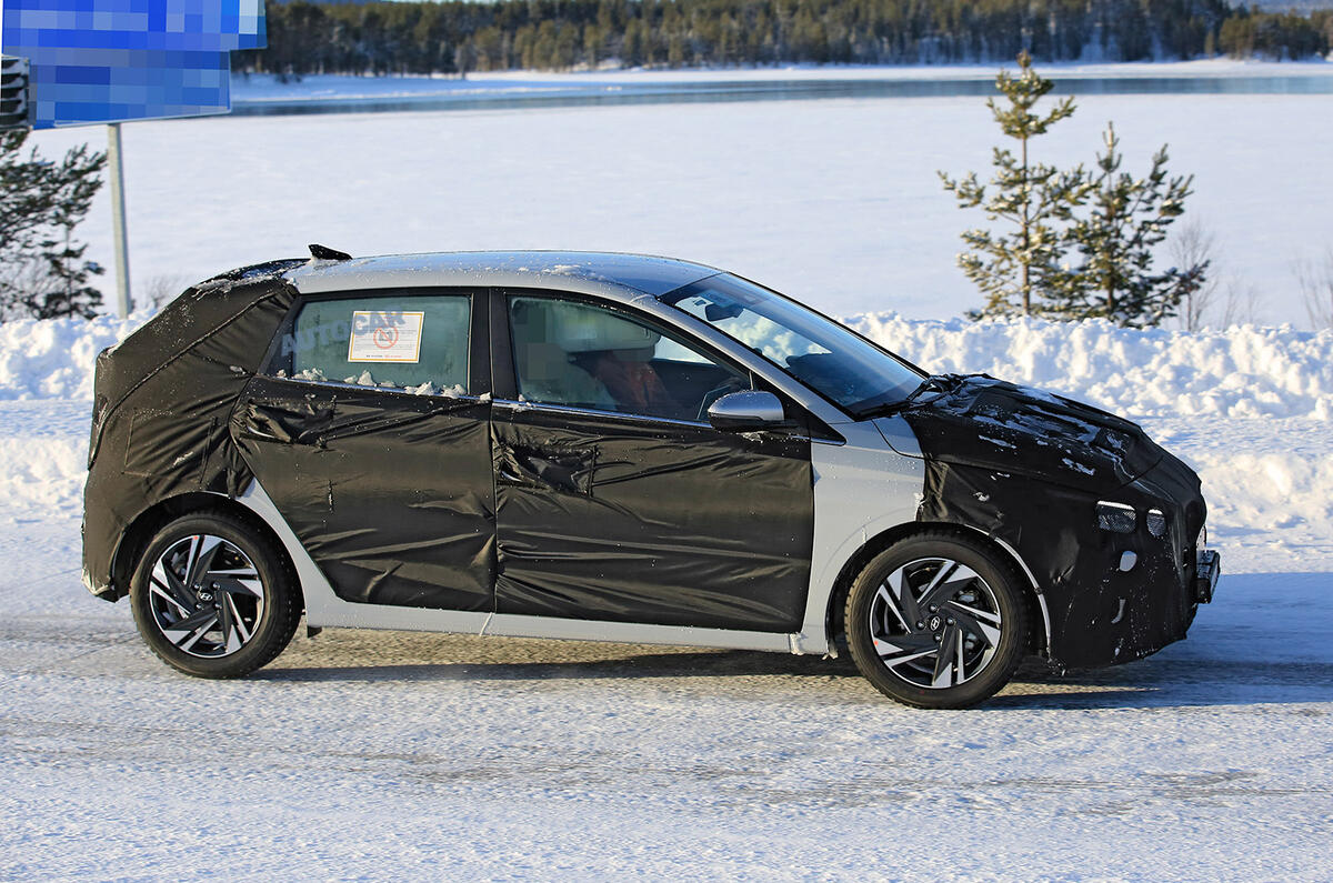 Hyundai i20 spies side