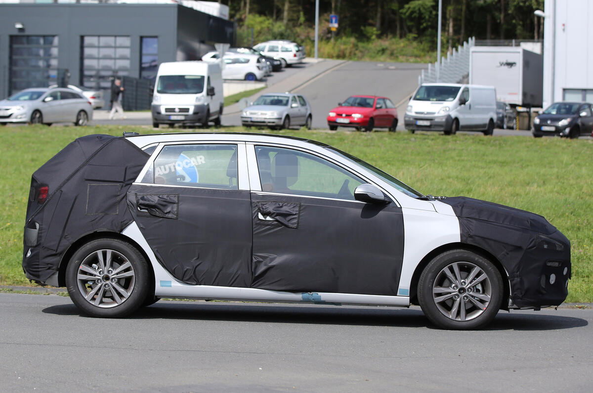 Hyundai i30 spy shots