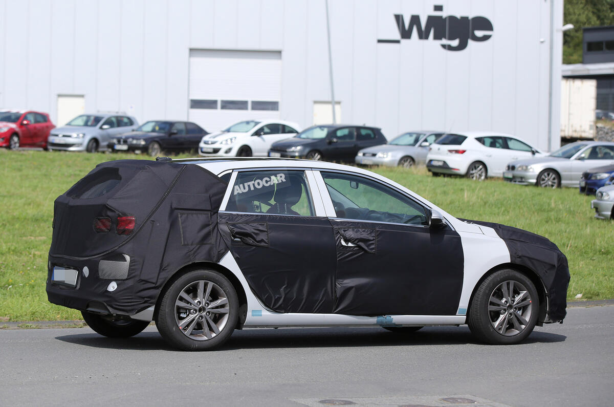 Hyundai i30 spy shots