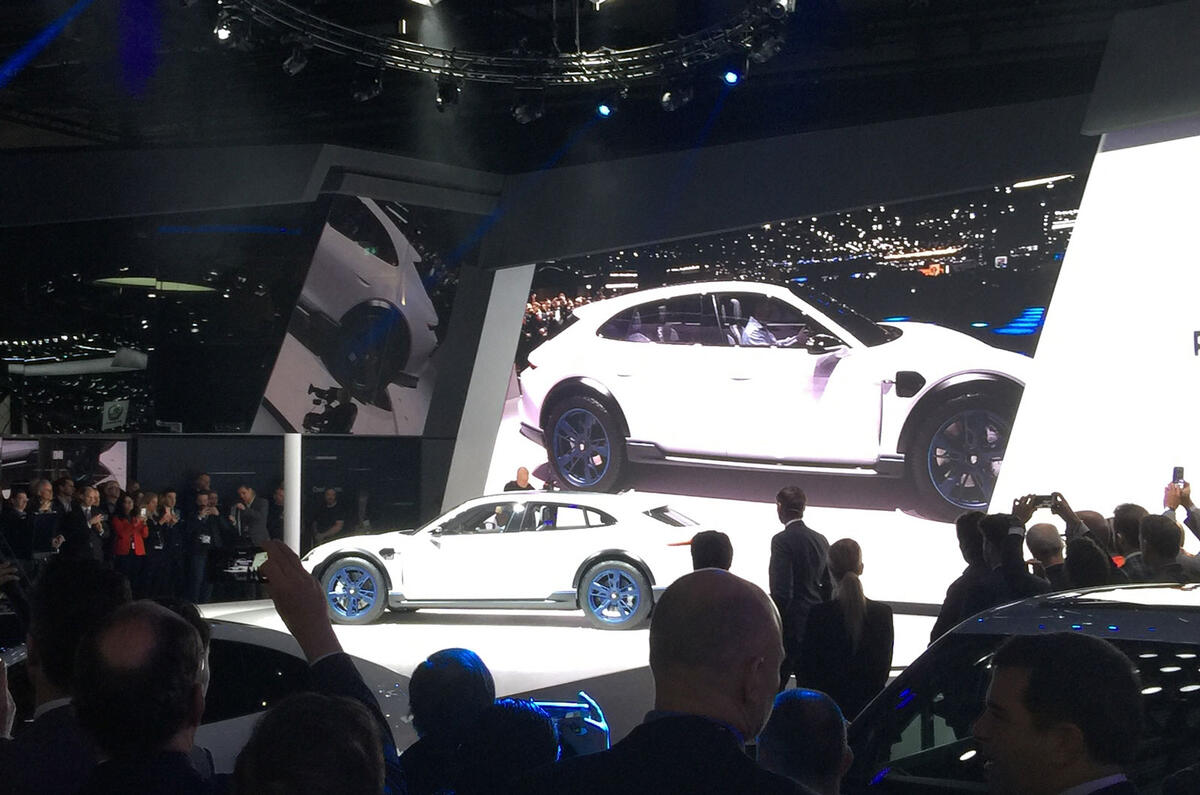 Mission E Cross Turismo