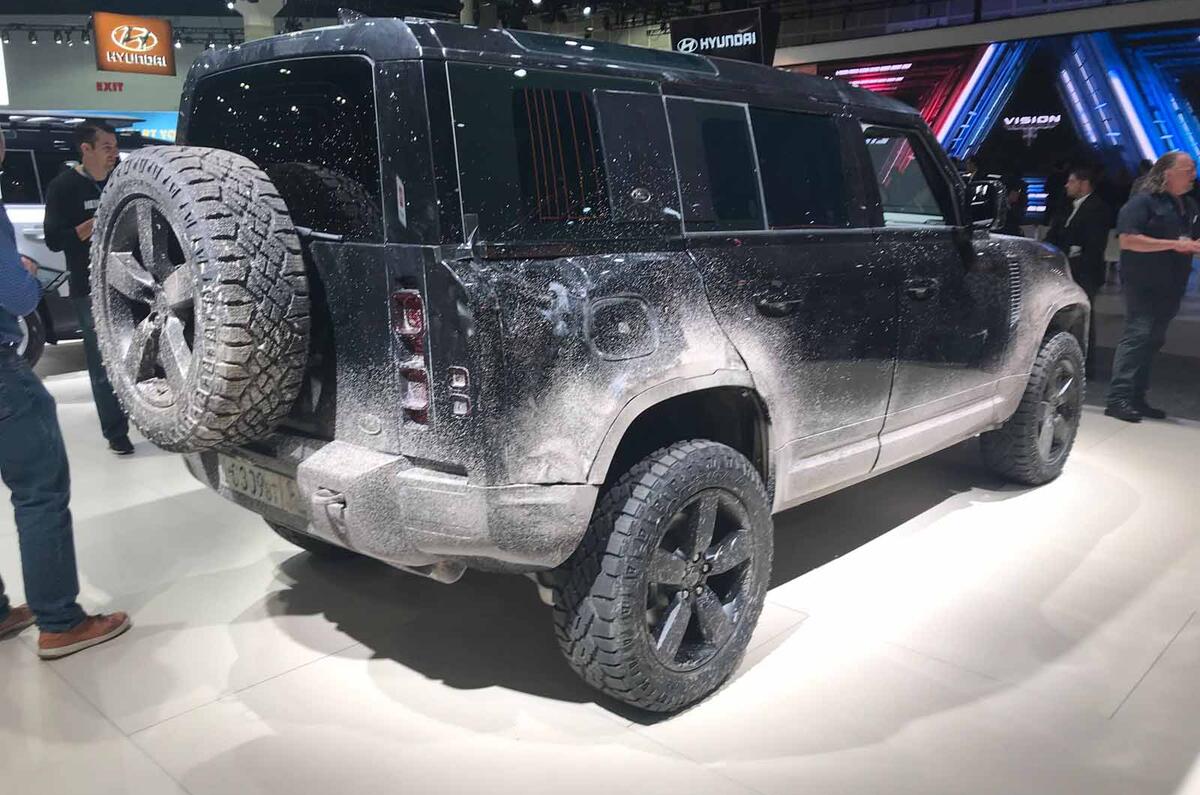 Land Rover Defender bond car rear siee
