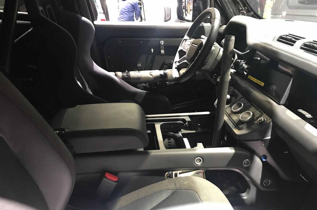 Land Rover Defender bond car  interior