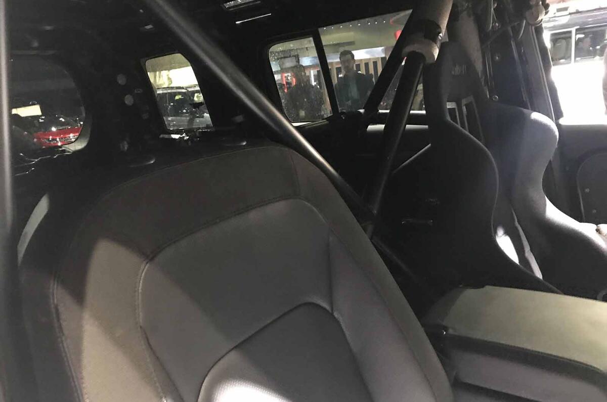 Land Rover Defender bond car rollcage