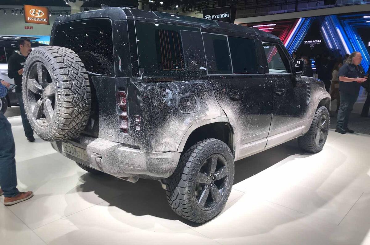 Land Rover Defender bond car side rear