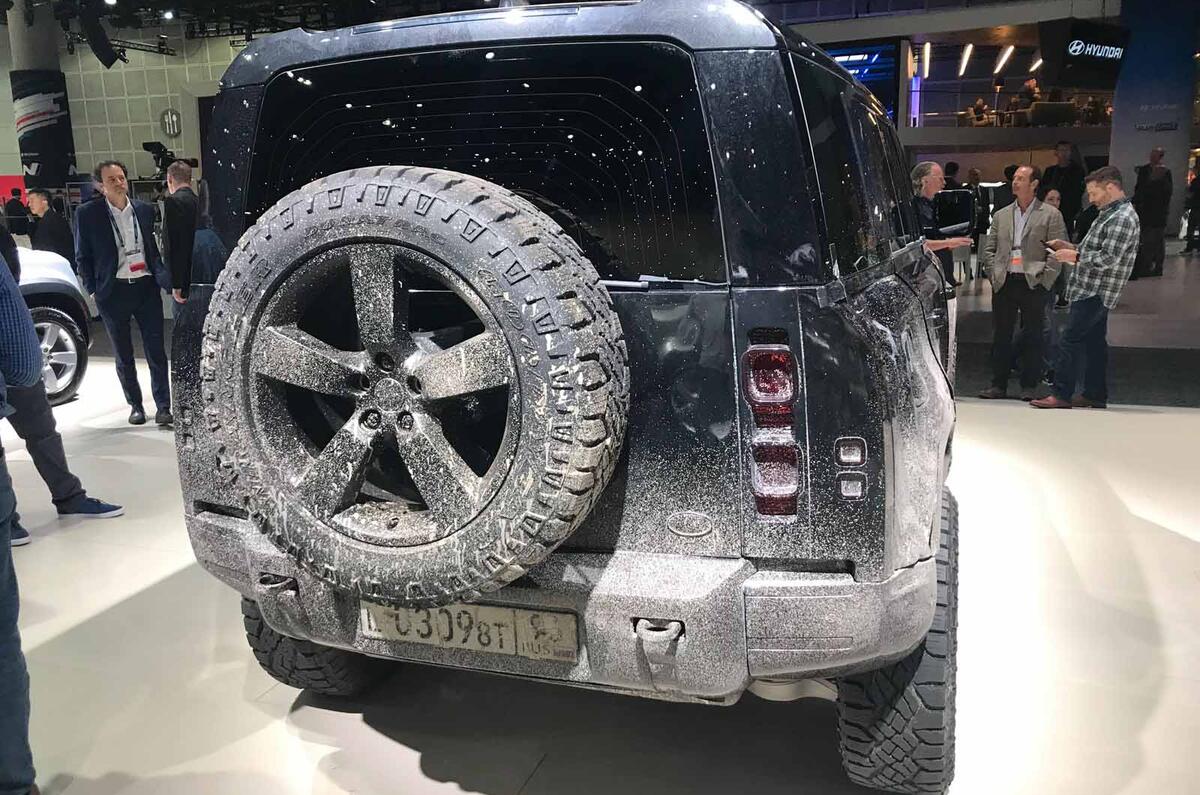 Land Rover Defender bond car rear