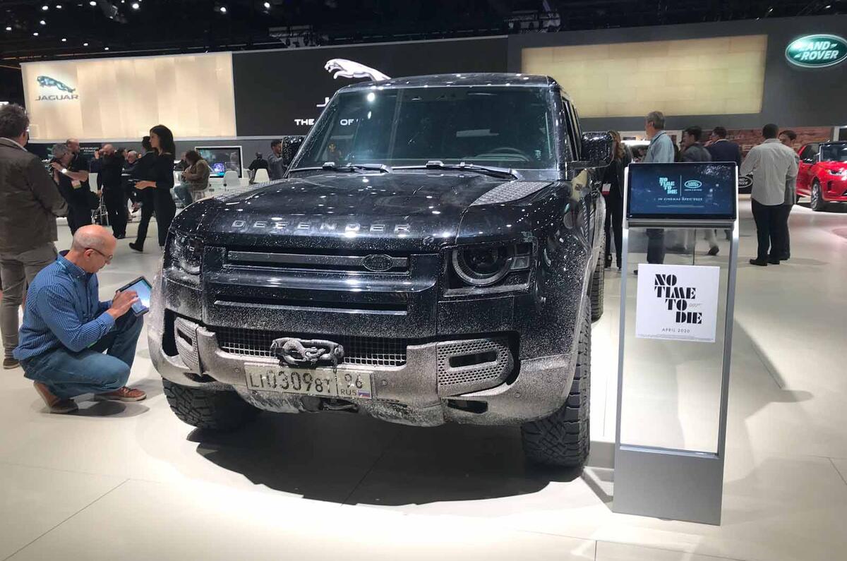 Land Rover Defender bond car front