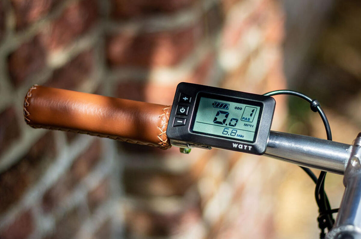 WATT New York Fixie screen also shows trip information, speed, and battery level screen  WATT New York Fixie screen also shows trip information, speed, and battery level screen