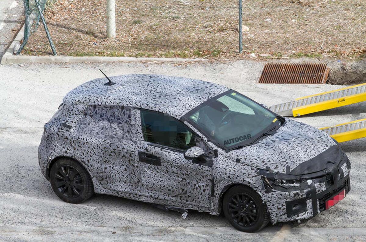 2019 Renault Clio: new pictures of high-tech hatchback