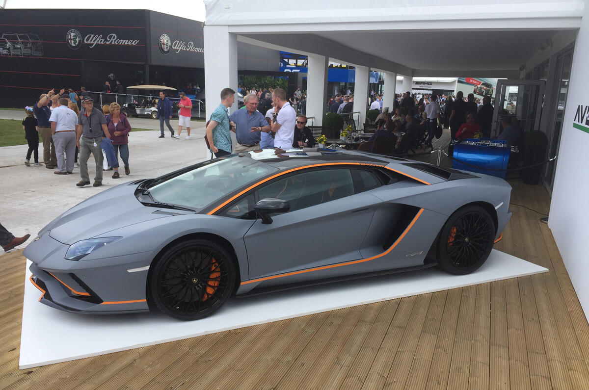 LAMBORGHINI AVENTADOR S: Grey and orange colour scheme is unique