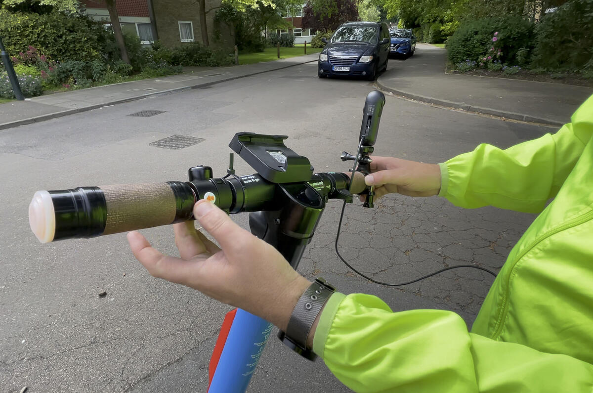 E-scooter indicator is located on the end of the handlebar - but barely visible E-scooter indicator is located on the end of the handlebar - but barely visible
