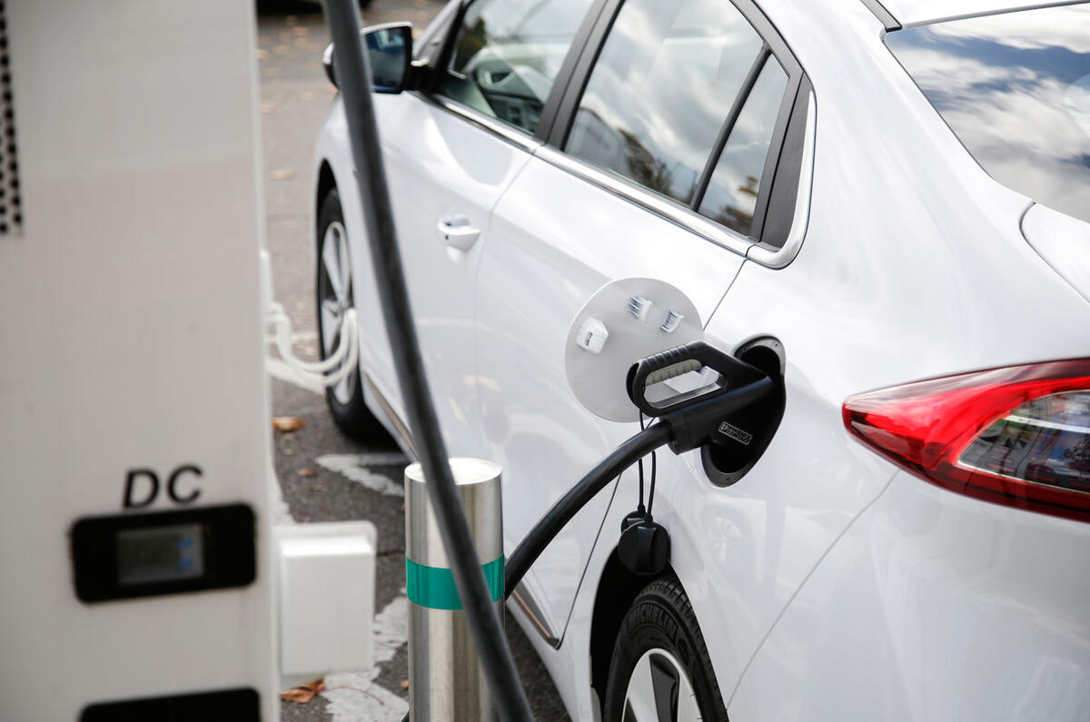 Hyundai Ioniq, Volkswagen E-Golf, BMW i3 vs Nissan Leaf - electric vehicle group test