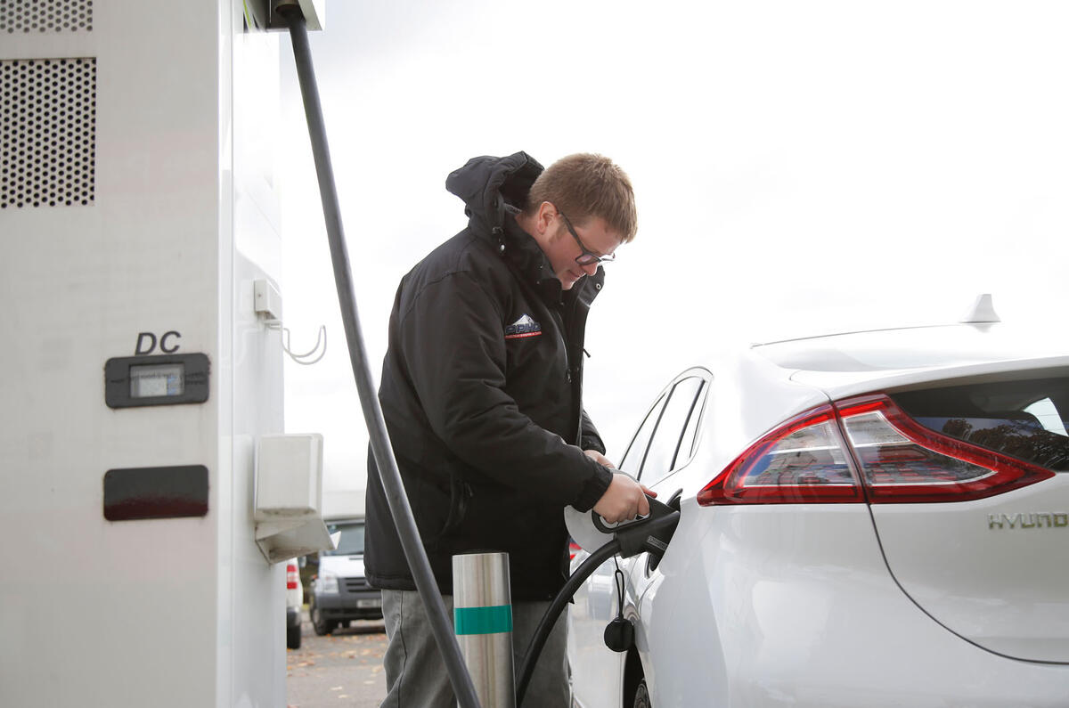 Hyundai Ioniq, Volkswagen E-Golf, BMW i3 vs Nissan Leaf - electric vehicle group test