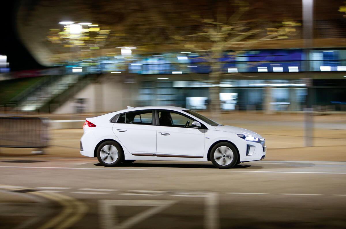 Hyundai Ioniq, Volkswagen E-Golf, BMW i3 vs Nissan Leaf - electric vehicle group test