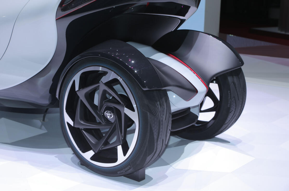 Toyota i-TRIL previews autonomous electric city car