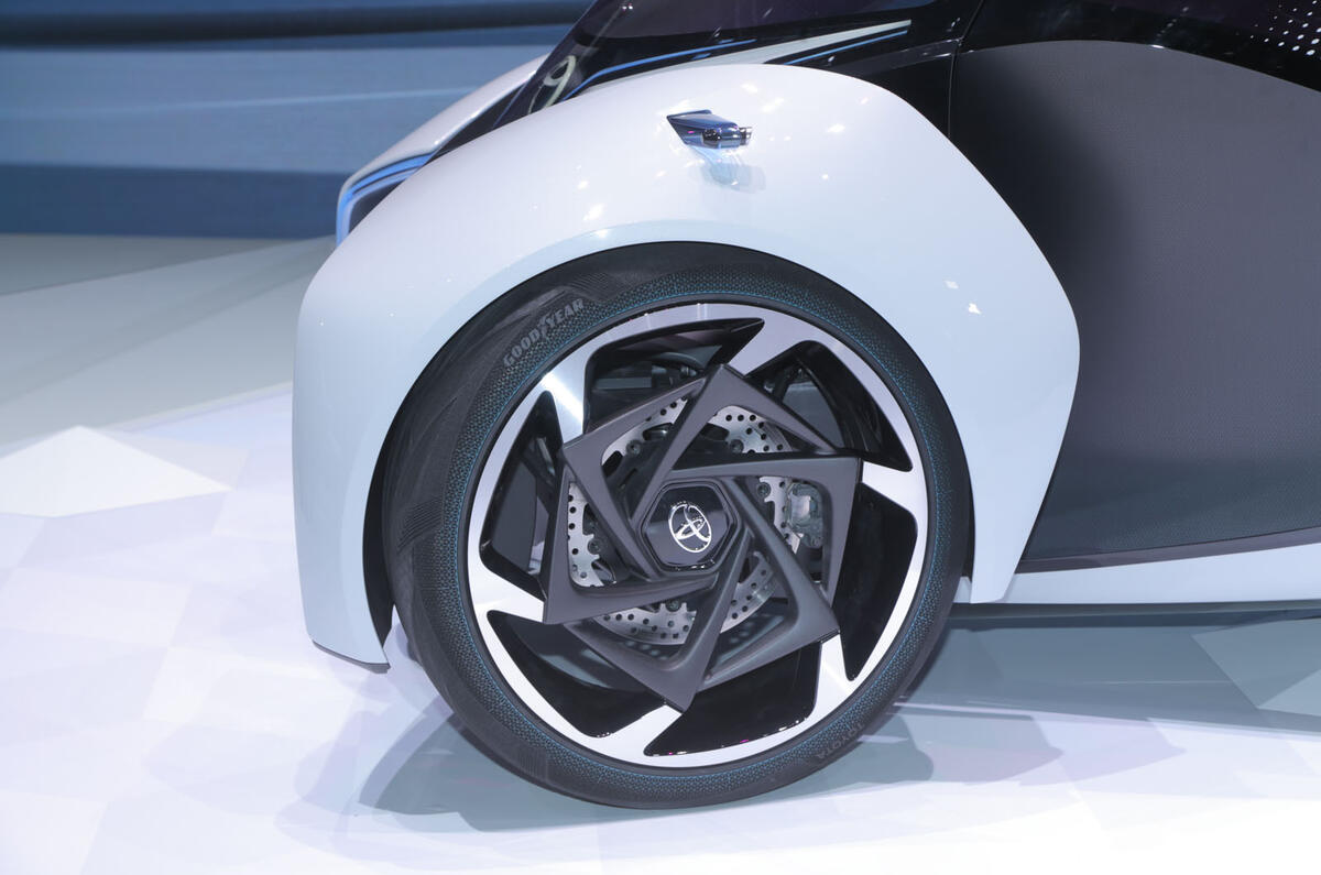 Toyota i-TRIL previews autonomous electric city car