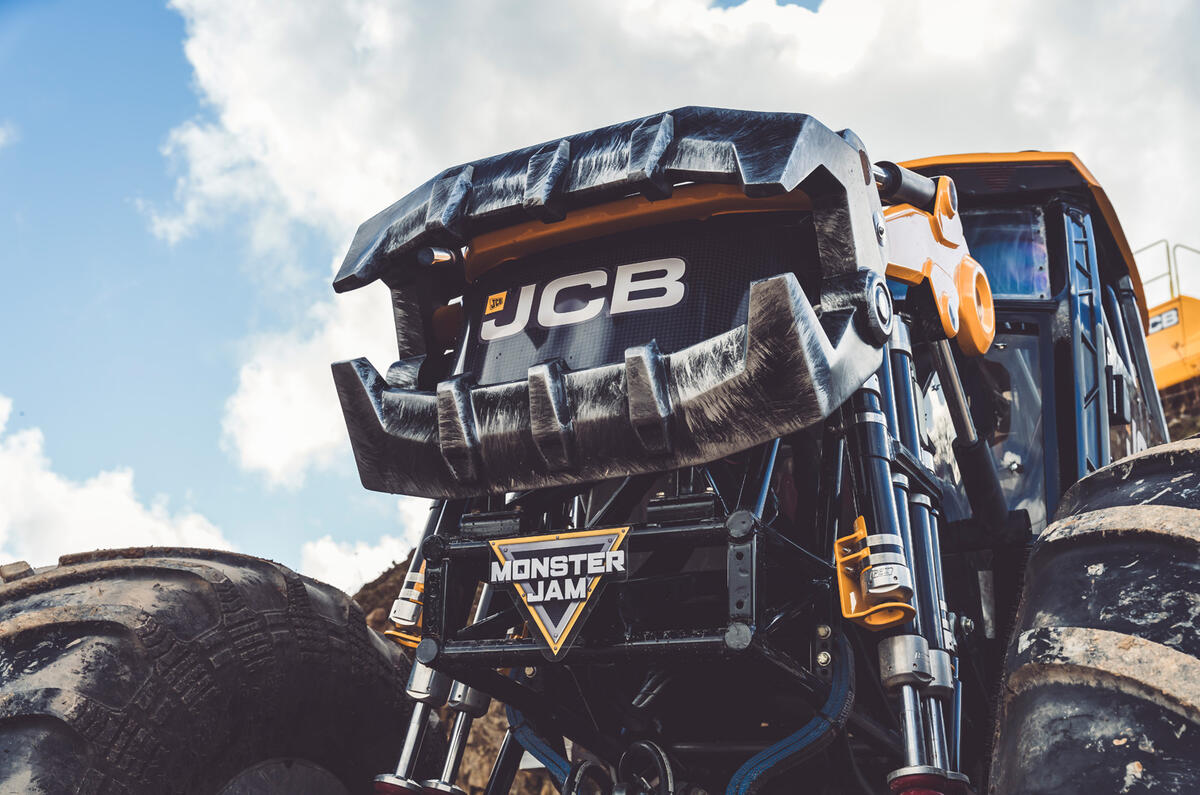JCB Digatron mouth